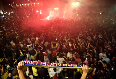 Los aficionados del Barcelona celebran en su rincón sagrado, la Fuente de Caneletes, el vigesimoséptimo título de Liga.