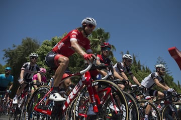 Los ciclistas dan comienzo a la segunda etapa.