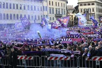 Miles de personas, seguidores y representantes pol赤ticos y del mundo del f迆tbol dieron hoy su 迆ltimo adi車s a Astori.