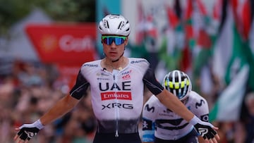 LAREDO (CANTABRIA), 04/09/2025.- El ciclista español del Emirates UAE Juan Ayuso,celebra la victoria conseguida en la duodécima etapa de la Vuelta Ciclista a España 2025 este jueves en Laredo (Cantabria). EFE/Javier Lizón