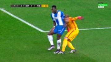 Golpe de Felipe Caicedo a Ter Stegen durante el Espanyol- F.C. Barcelona de Copa del Rey.