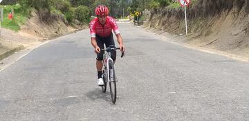 El ciclista colombiano del Arkéa - Samsic continúa preparando el reinicio de temporada y trabaja en las carreteras de Boyacá.