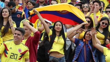 BOG209. BOGOTÁ (COLOMBIA), 05/06/2018.- Aficionados esperan a la selección nacional de fútbol de Colombia que compitió en el Mundial de Rusia 2018 durante un acto de bienvenida hoy, jueves 5 de julio de 2018, en el estadio El C