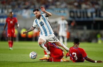 Argentina's Lionel Messi in action with Panama's Kevin Galvan 