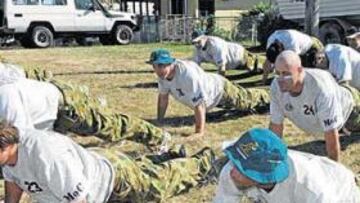 <b>DISCIPLINA MILITAR. </b>Los australianos realizan flexiones ataviados con pantalones militares en la Base de Comandos Especiales de Standbroke Islands, al este de Brisbane.