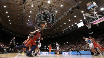 GRA458. Valencia, 04/10/2017. El ala pivot estadounidense del Valencia Basket, Will Thomas (i), trata de superar la defensa del ala pivot del Monbus Obradoiro, Nacho Llovet, durante el partido correspondiente a la segunda jornada de la Liga ACB jugado esta noche en el pabellón de la Fuente de San Luis de Valencia. EFE/Manuel Bruque.