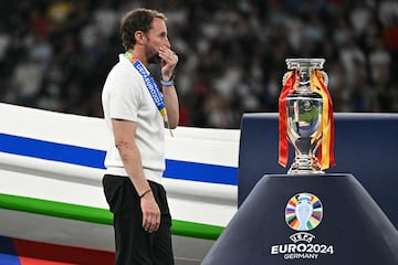 El entrenador de Inglaterra, Gareth Southgate, camina desolado junto al trofeo de la Eurocopa.