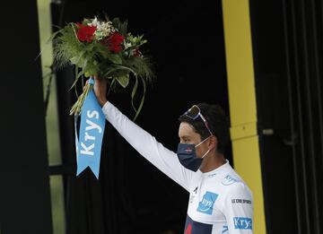 Egan Bernal en el podio como el mejor ciclista joven en lo que va del Tour. 