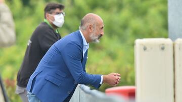 Elizegi, viendo un entrenamiento