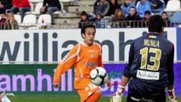 <b>EL CUARTO. </b>Orellana levanta el balón por encima de Munúa par marcar el último gol del Xerez.