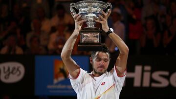 Stanislas Wawrinka levanta el título de campeón del Abierto de Australia tras ganar en la final al español Rafael Nadal.