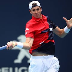 Isner, rey del desempate, frena a Auger y vuelve a la final