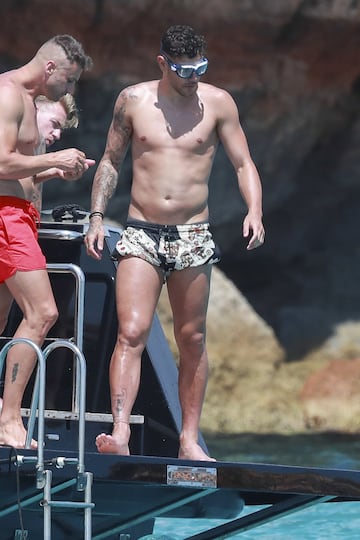 El lateral izquierdo del Real Madrid Theo Hern¨¢ndez se encuentra de vacaciones en Ibiza junto a sus amigos y pareja para relajarse antes de decidir su futuro.