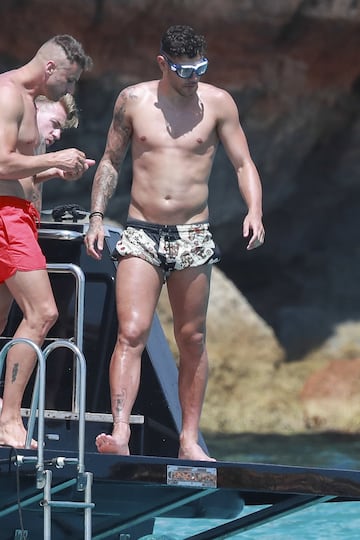 El lateral izquierdo del Real Madrid Theo Hernández se encuentra de vacaciones en Ibiza junto a sus amigos y pareja para relajarse antes de decidir su futuro.