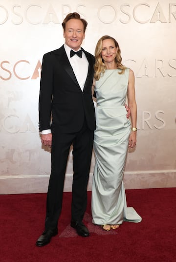 Conan O'Brien y Liza Powel O'Brien posan en la alfombra roja del Dolby Theatre.