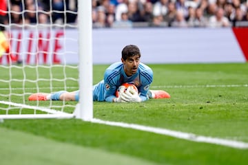 Courtois respira con el baln bloqueado bajo su cuerpo. Hizo lo que pudo para evitar el empate celtista.