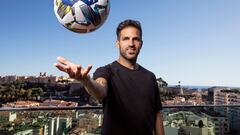 Cesc Fàbregas posa con un balón.