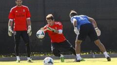 ESFUERZO. Casillas se entren&oacute; ayer en Valdebebas junto con el resto de suplentes en el encuentro de Liga ante el Granada.