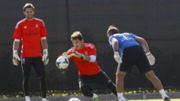 ESFUERZO. Casillas se entren&oacute; ayer en Valdebebas junto con el resto de suplentes en el encuentro de Liga ante el Granada.