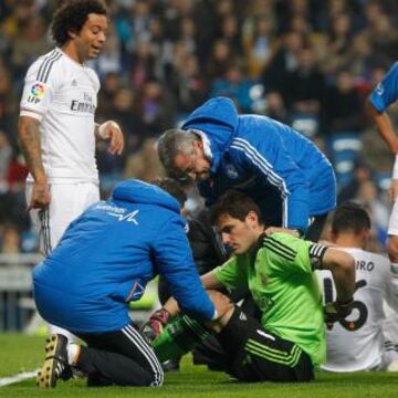 Encontronazo entre Iker Casillas y Casemiro tras un despeje de puños del portero.