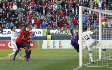 Oriol Riera marca el 2-0 también de cabeza.