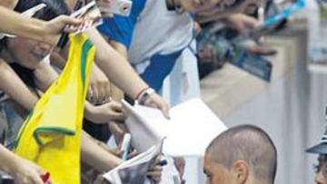 <b>BLINDADO. </b>La Policía tuvo que blindar a Torres, la estrella rojiblanca, en su llegada al estadio.