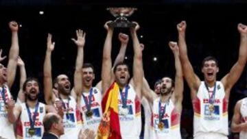 Felipe Reyes levanta el tercer trofeo de campeones de Europa.