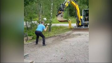 Este hombre juega a las cabecitas con una pala mecánica