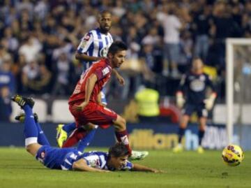 El centrocampista del Getafe Pablo Sarabia pasa ante el centrocampista polaco del Deportivo Cezary Wilk.