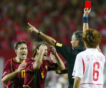 Joao Pinto agredió al árbitro argentino Ángel Sánchez en un partido entre Portugal y Corea del Sur en el Mundial de 2002. Después, el Comité Disciplinario de la FIFA le castigó seis meses atendiendo a las explicaciones del colegiado, que dijo que le había dado un puñetazo en las costillas. La sanción se redujo a cuatro meses por el buen comportamiento que el jugador había tenido en los campos a lo largo de su carrera. 