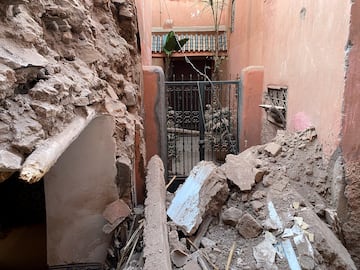 Escombros a las puertas de una casa en la histórica ciudad de Marrakech.