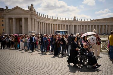 Cientos de personas esperan para despedirse del papa Francisco en la Basílica de San Pedro. 