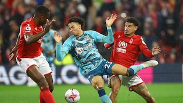 Soccer Football - Premier League - Nottingham Forest v Southampton - The City Ground, Nottingham, Britain - May 8, 2023 Southampton's Samuel Edozie in action with Nottingham Forest's Morgan Gibbs-White and Willy Boly REUTERS/Carl Recine EDITORIAL USE ONLY. No use with unauthorized audio, video, data, fixture lists, club/league logos or 'live' services. Online in-match use limited to 75 images, no video emulation. No use in betting, games or single club /league/player publications. Please contact your account representative for further details.