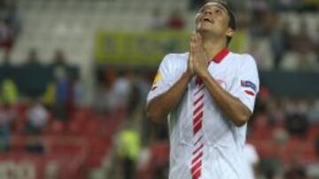 Carlos Bacca, jugador del Sevilla, celebra su gol ante el Friburgo.