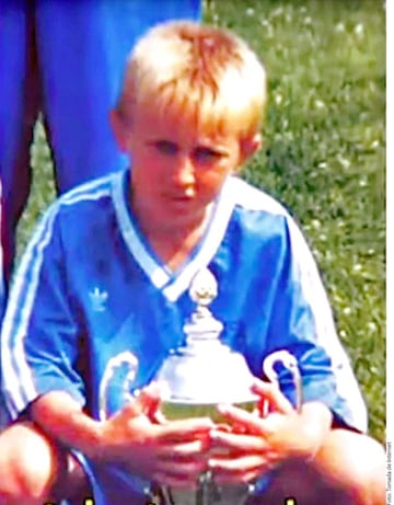 Desde pequeño destacaba sobre el resto gracias a su técnica y habilidad. Pegado a un balón. La infancia de la actual estrella del Madrid podría resumirse en ello. Siempre feliz con la redonda.