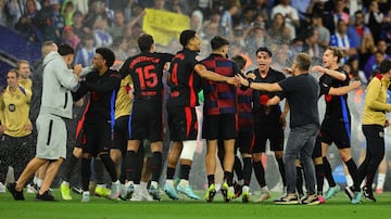 Los jugadores del Barcelona celebran la victoria y el ttulo de liga con los aspersores abiertos.