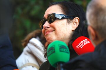 María Isasi, hija de Marisa Paredes, atiende a los medios en el Tanatorio de San Isidro.