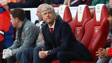 Wenger, técnico del Arsenal, sentado en el banquillo durante el partido contra el Manchester City.