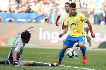 Roberto Firmino (Brasil) remate con la izquierda desde el centro del área al centro de la portería.