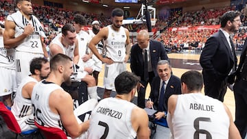 Sergio Scariolo da instrucciones a la plantilla del Real Madrid durante un tiempo muerto.
