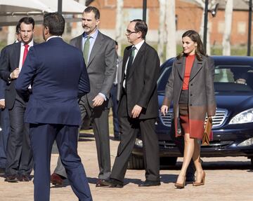 La Reina Letizia visitó junto al Rey Felipe VI la sede de la compañía Joma Sport en la localidad toledana de Portillo. La Reina lució un vestido y abrigo a juego de colores tierra.