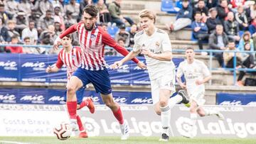 Adri&aacute;n G&oacute;mez, durante un partido contra el Real Madrid.