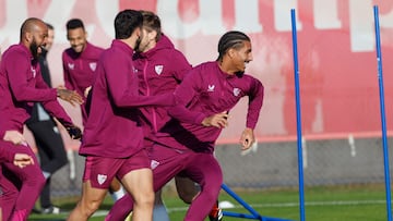 Loïc Badé realiza un ejercicio durante el entrenamiento junto a Isaac Romero.