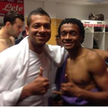 Los jugadores se reconcilian en el camerino después del roce.