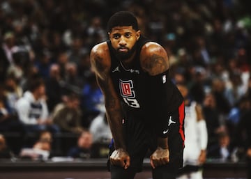 La temporada de Los Angeles Clippers acabó sin el play in. La baja de última hora por COVID de Paul George, unida a la ausencia conocida de Kawhi Leonard, que no ha jugado en toda la temporada por una lesión de rodilla, lastró al equipo en el partido definitivo, en su pista contra los Pelicans. Antes, también habían perdido contra los Timberwolves. Dos derrotas que no ocultan un hecho esencial: los Clippers han firmado su undécima temporada seguida (esta 42-40) con balance positivo. Nadie lleva más ahora mismo en toda la NBA que la franquicia angelina. Y eso a pesar de que Kawhi no ha jugado y George se ha perdido 51 partidos. Competir se ha convertido en norma para un equipo que durante años fue el hazmerreir de la NBA… y de todo el deporte estadounidense.  