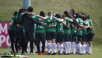 Charla en medio del entrenamiento de Nacional femenino