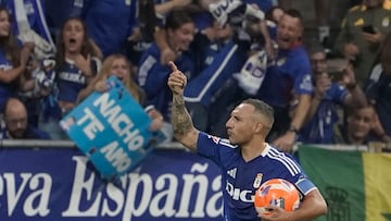 OVIEDO, 21/06/2025.- El centrocampista del Oviedo Santi Cazorla celebra su gol de penalti durante el partido de vuelta de ascenso a Primera División que Real Oviedo y Mirandés disputan este sábado en el estadio Carlos Tartiere de Oviedo. EFE/Paco Paredes