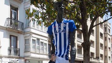 La estatua vitoriana del Caminante, de albiazul.