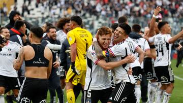 Los jugadores de Colo Colo celebran la victoria contra Universidad Católica en el partido de Primera División realizado en el estadio Monumental.