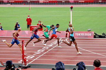 El colombiano se convirtió en el tercer atleta del país en ganar medalla en atletismo en unos Juegos Olímpicos. Es el primer hombre de Sudamérica en lograr un podio en os 400 metros. 